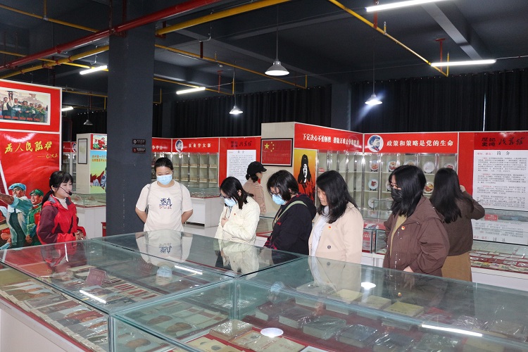 中心党员干部赴大冶开展特色党日活动