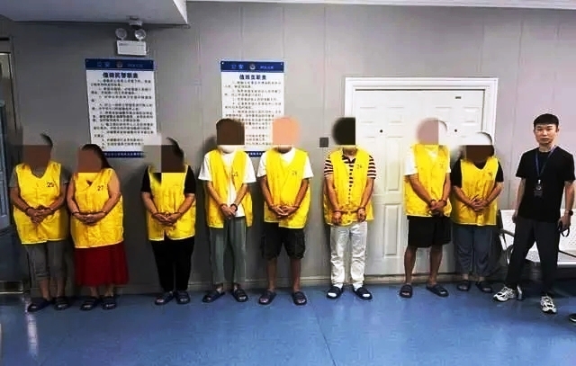 盗版字典不仅有错别字还倒版装订!警方抓获22人
