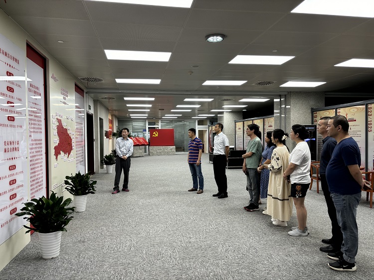 中心开展党纪学习教育暨廉政书画展参观活动