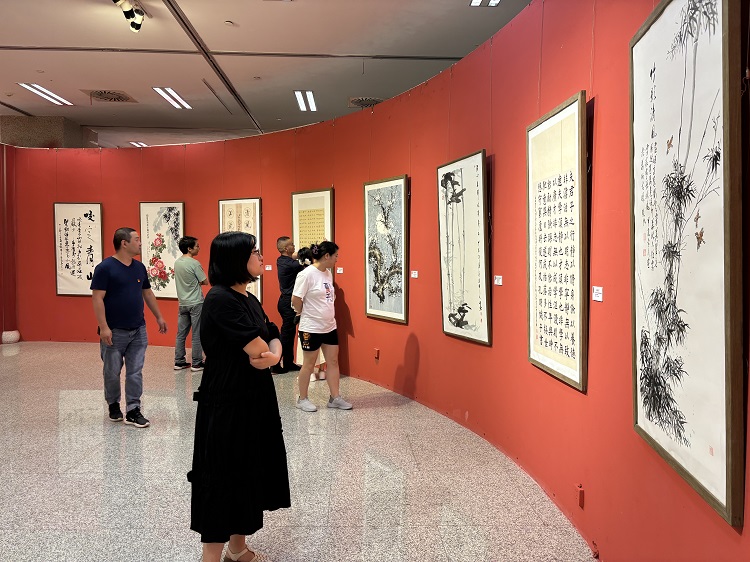 中心开展党纪学习教育暨廉政书画展参观活动