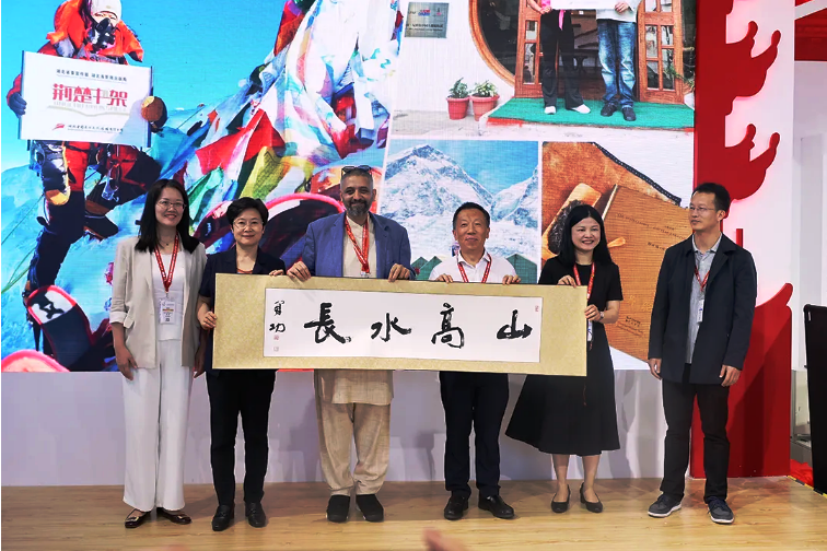 “荆楚书架”珠峰旗帜交接仪式在北京举行