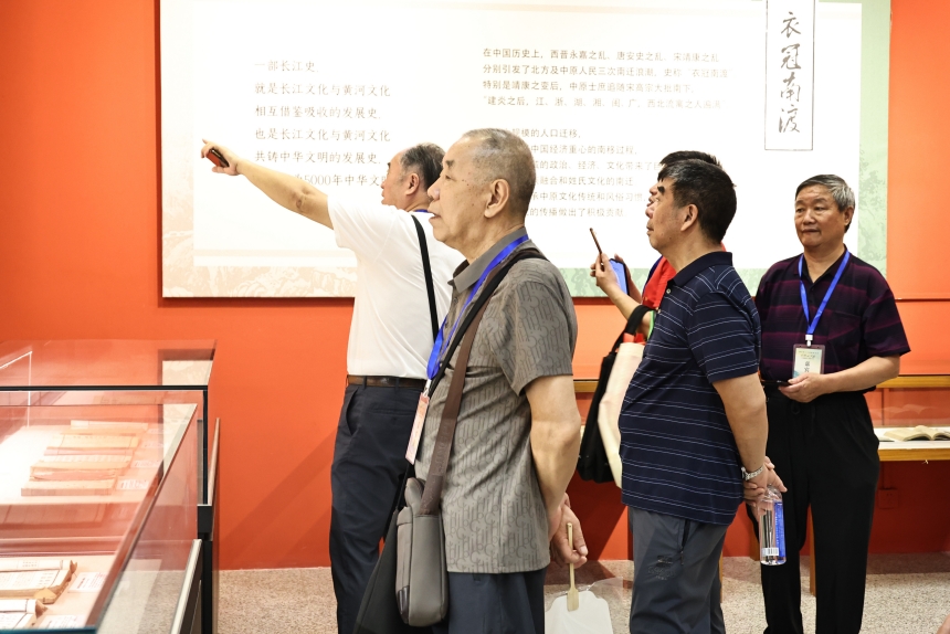 湖北第十五届晒谱活动展示多省珍贵家谱文献