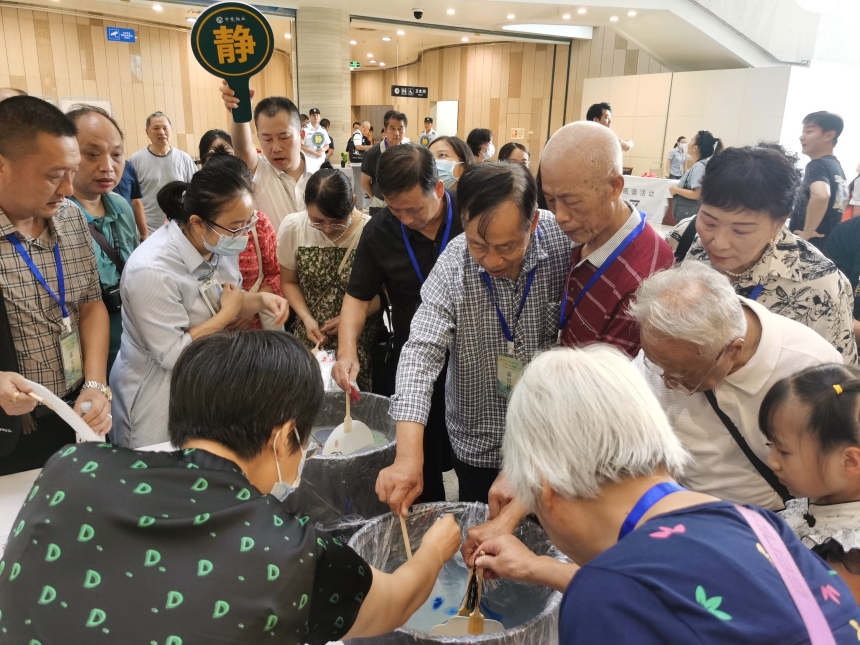 湖北第十五届晒谱活动展示多省珍贵家谱文献