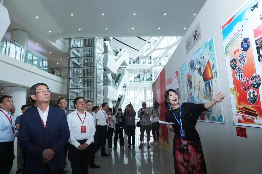 光影中国梦·庆祝新中国75周年经济成就图片展启幕