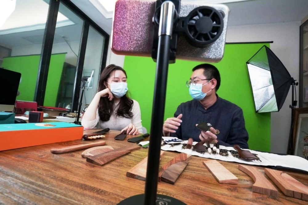 向文化要附加值 一把红木梳200项专利版权