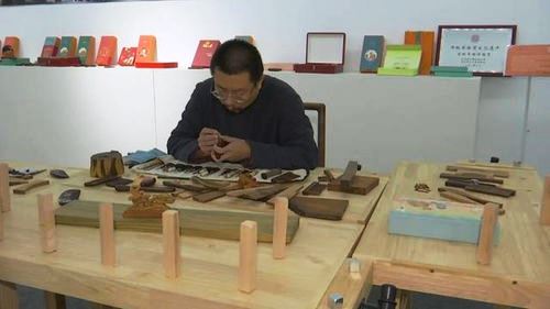 向文化要附加值 一把红木梳200项专利版权