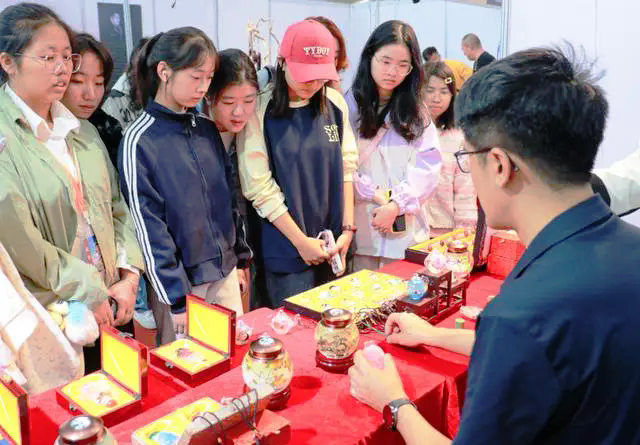 港澳青年学生研学“民博会” 倾听版权故事