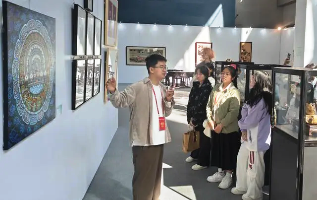 港澳青年学生研学“民博会” 倾听版权故事