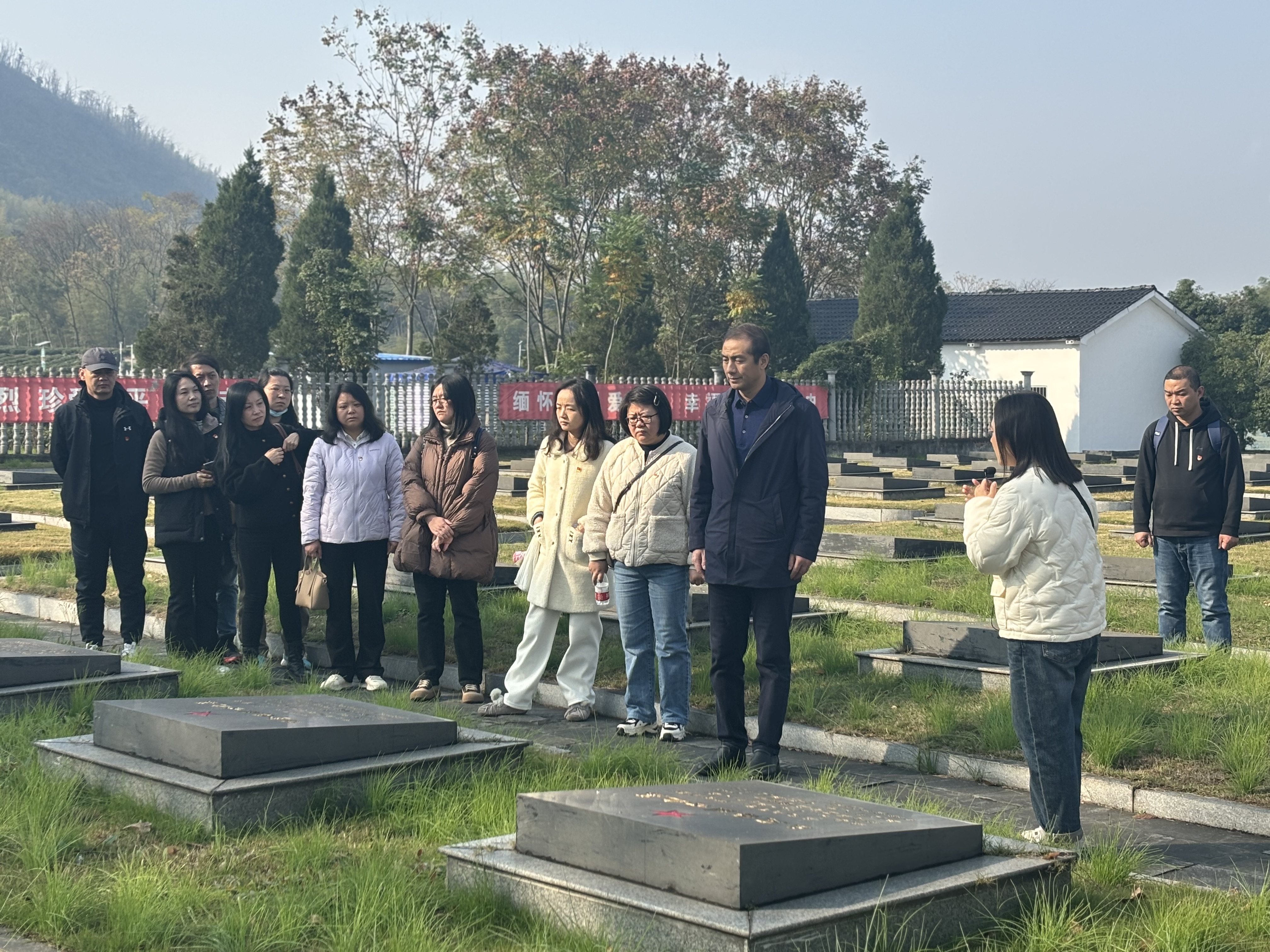 中心全体党员干部赴羊楼洞开展特色党日活动