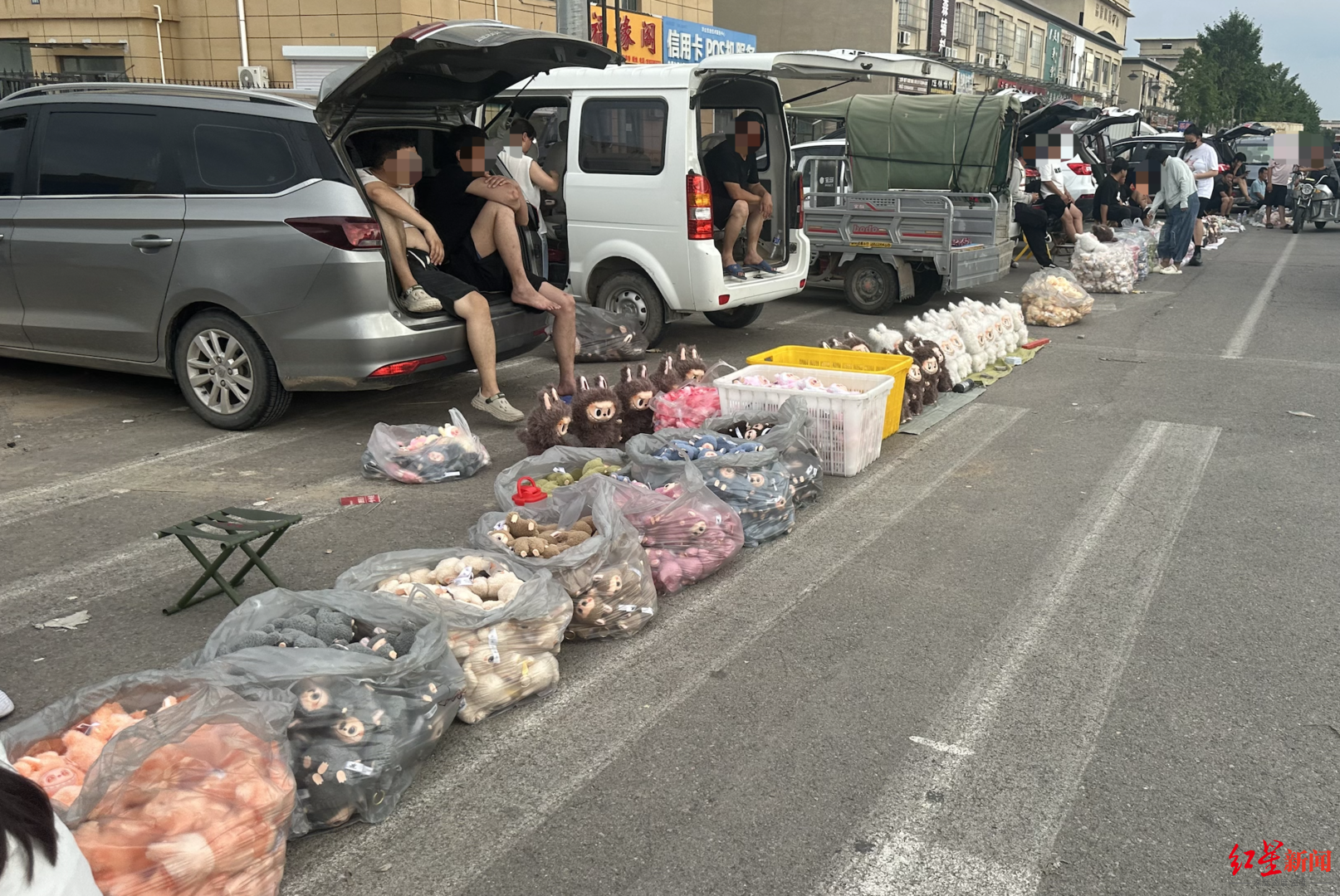 探衡水盗版LABUBU大集:像卖菜一样摆摊卖,如今订单变少生意难做