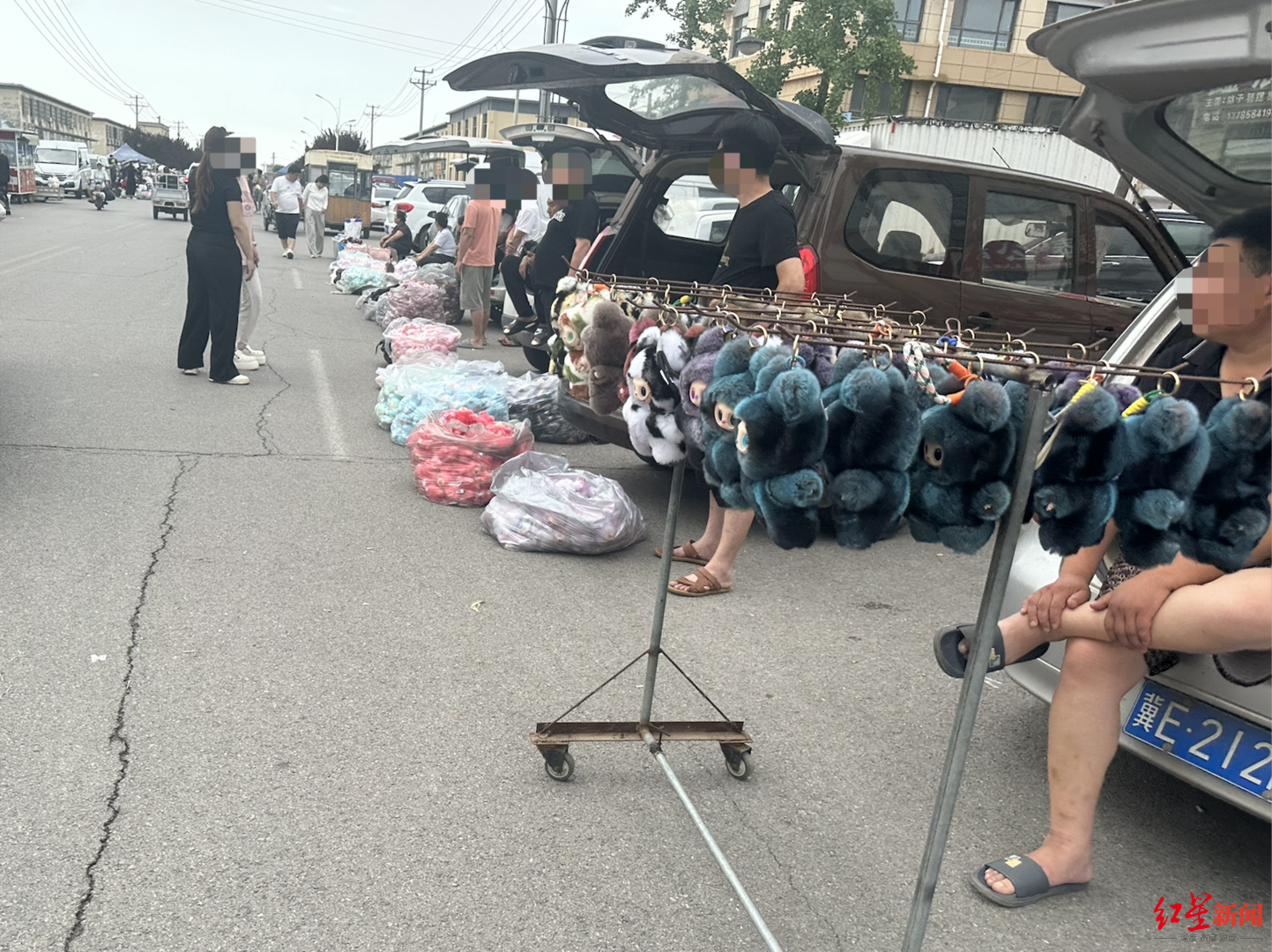 探衡水盗版LABUBU大集:像卖菜一样摆摊卖,如今订单变少生意难做