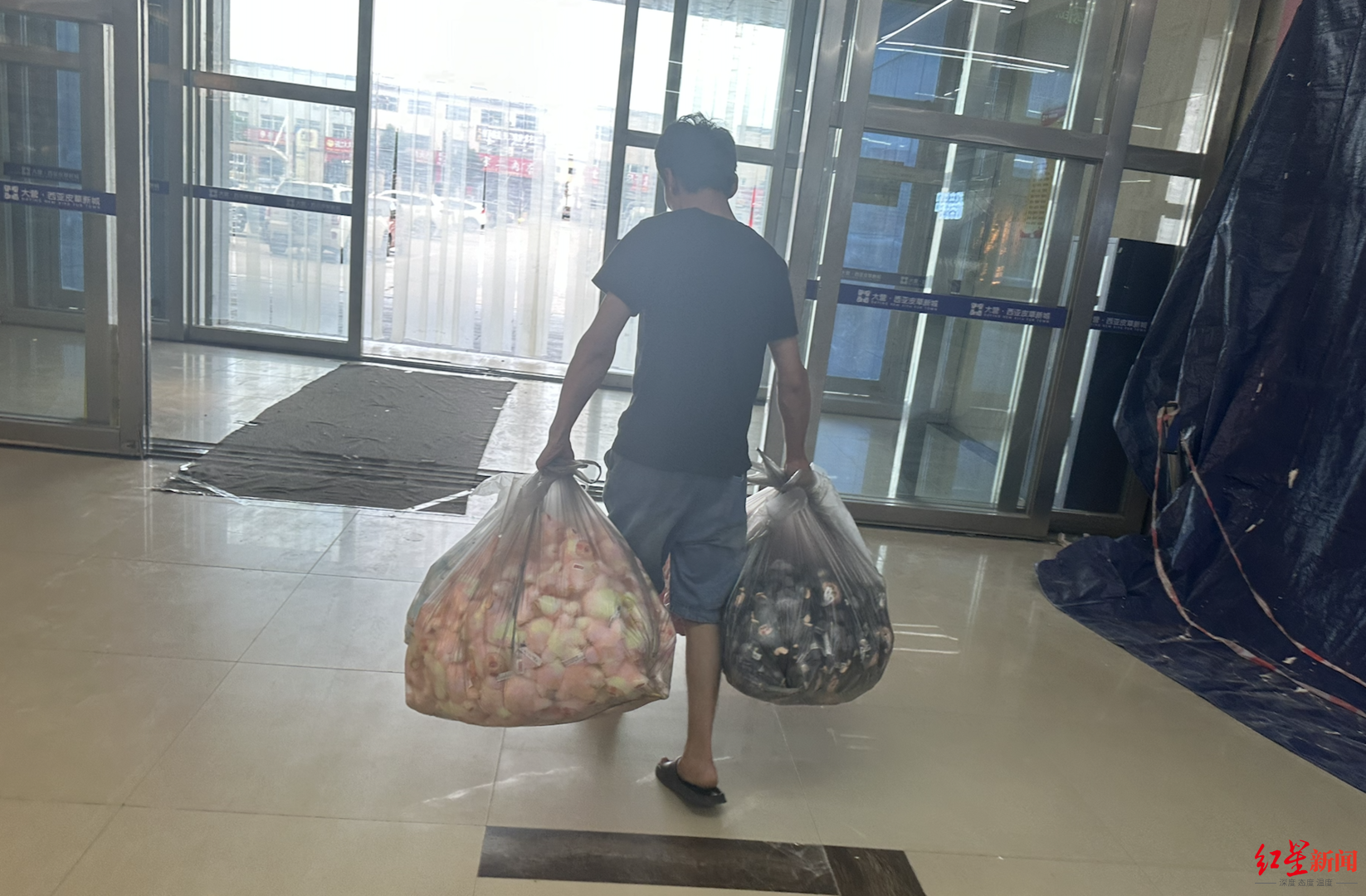 探衡水盗版LABUBU大集:像卖菜一样摆摊卖,如今订单变少生意难做