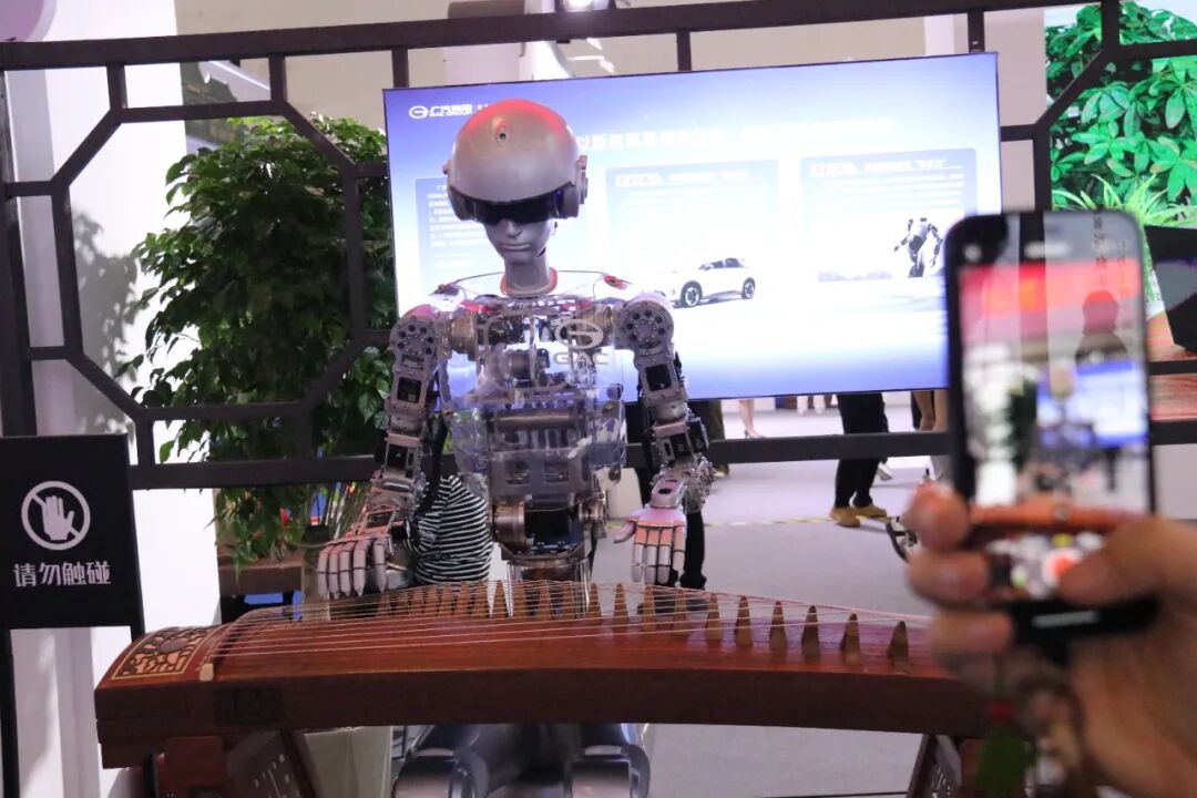 当机器人“卷”起才艺 AI版权保护应如何接招