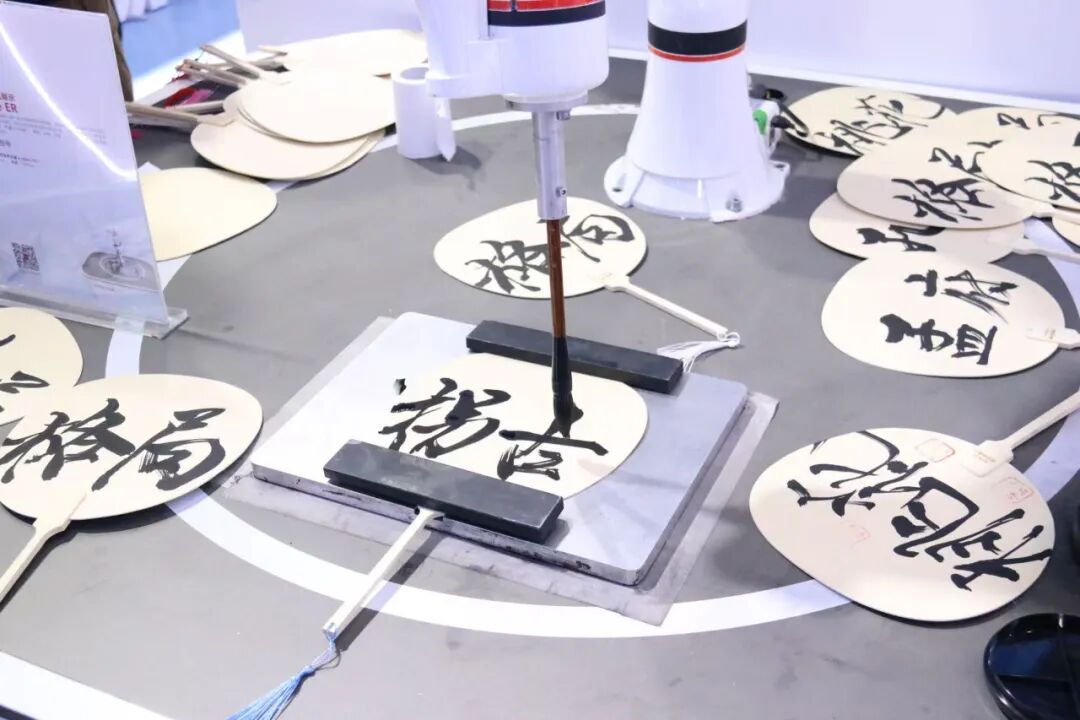 当机器人“卷”起才艺 AI版权保护应如何接招