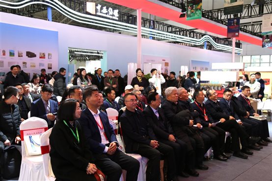 长江好书授牌仪式在北京图书会湖北展区举行