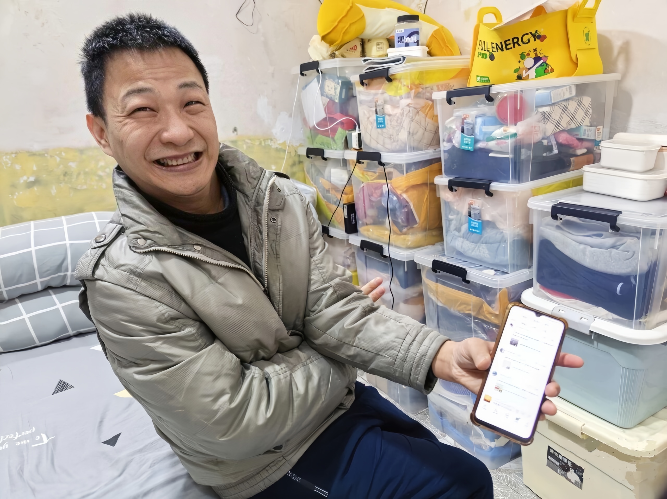 轮椅上的“高产音乐人”：700首歌写给生活与街巷