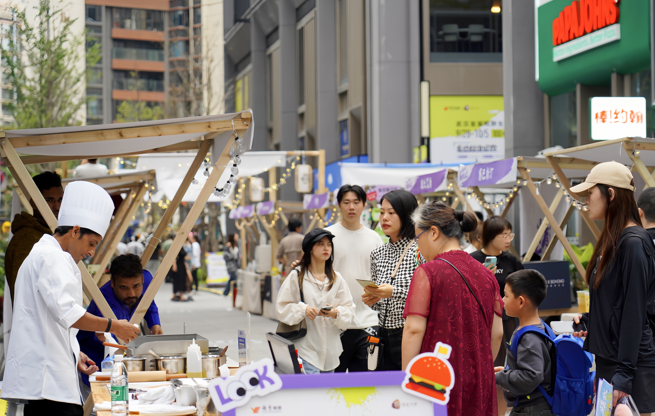 轮椅上的“高产音乐人”：700首歌写给生活与街巷