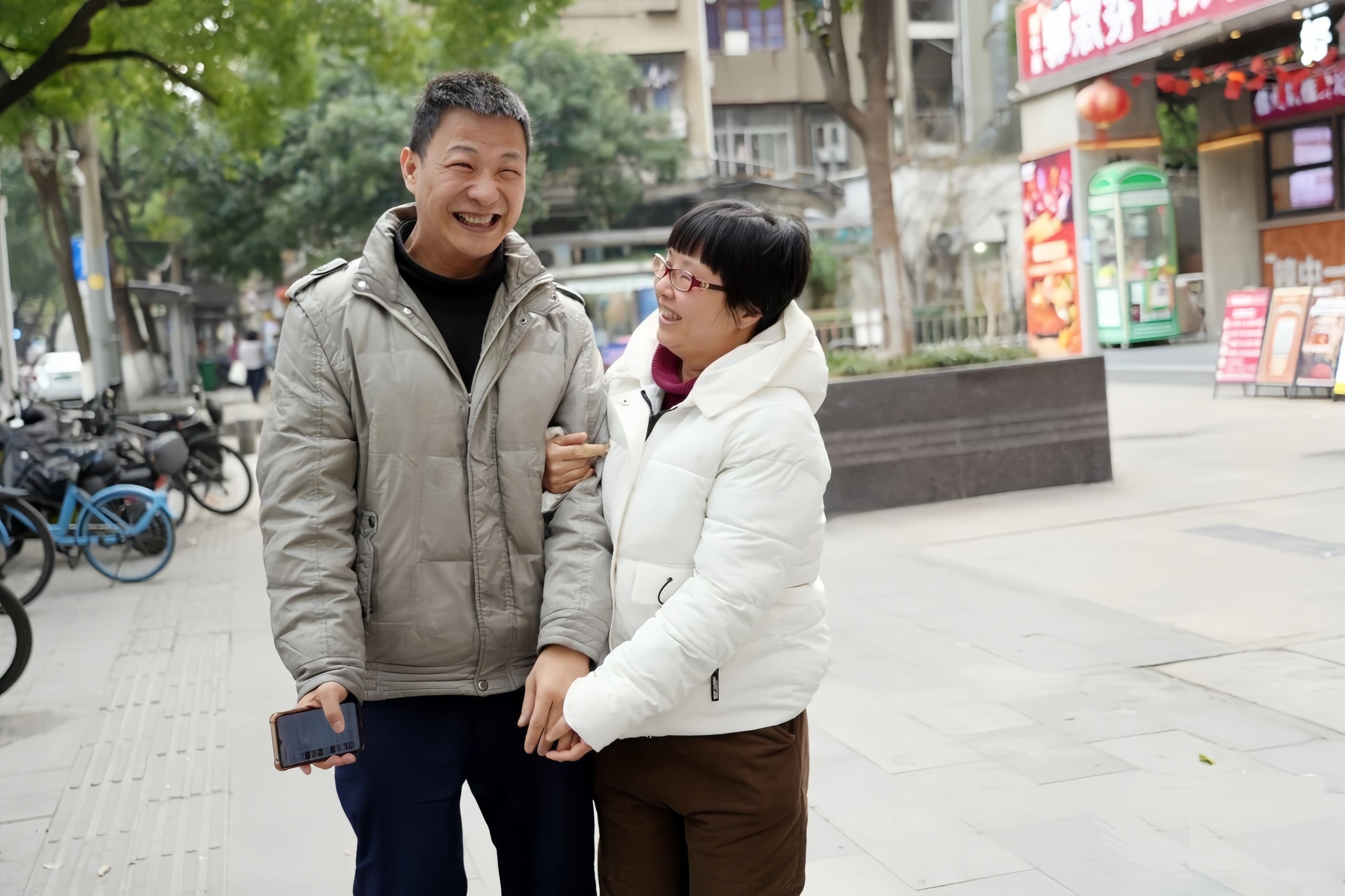 轮椅上的“高产音乐人”：700首歌写给生活与街巷