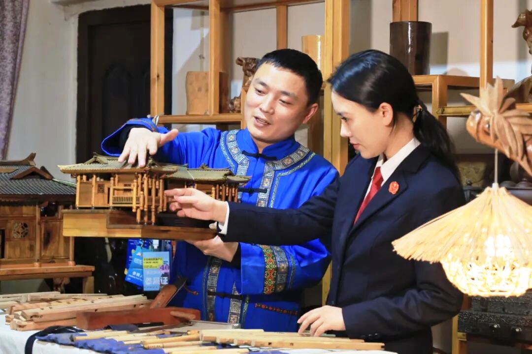 宣恩知产审判团开展西兰卡普等非遗法治问诊