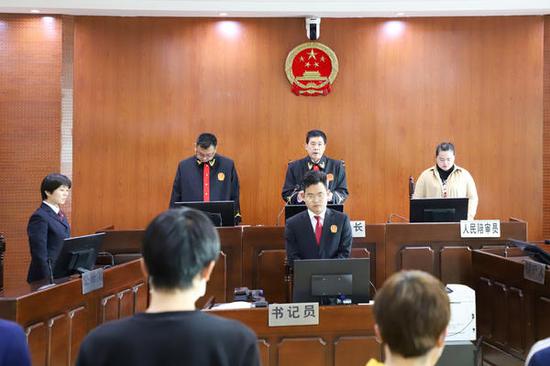侵犯《西虹市首富》等电影著作权 8人获刑