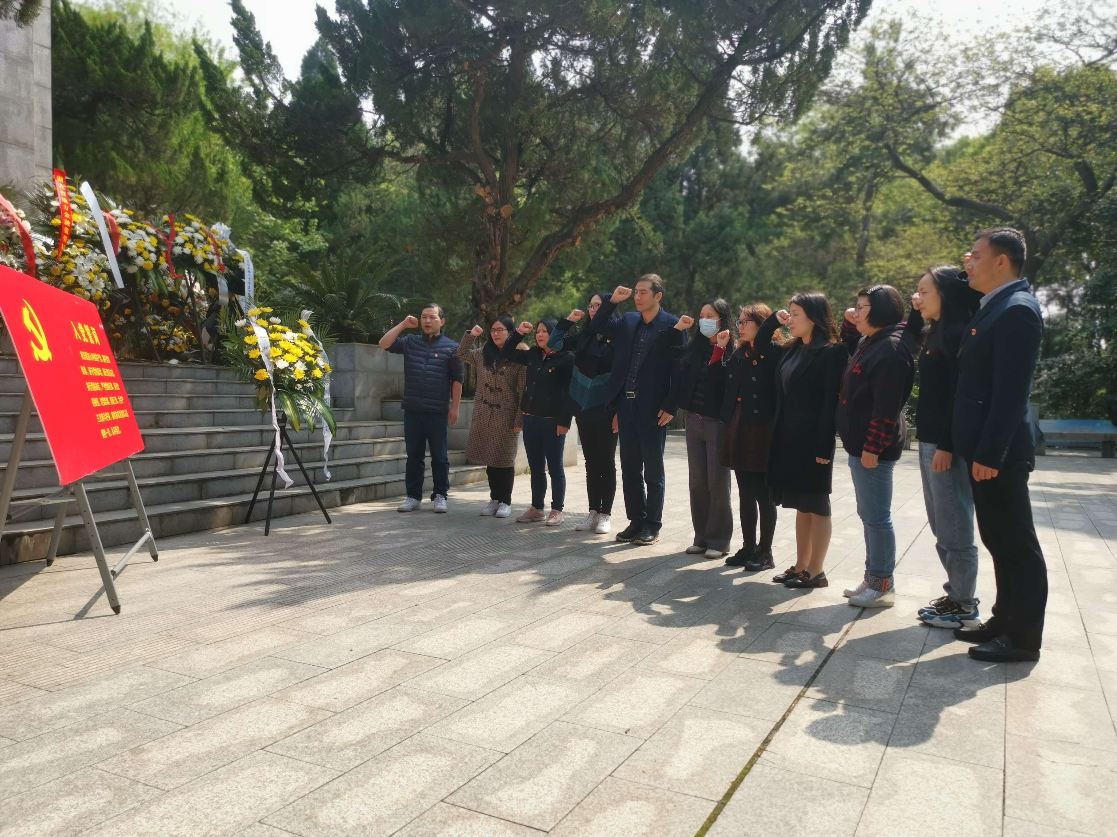 中心支部开展追寻英雄足迹传承红色基因活动