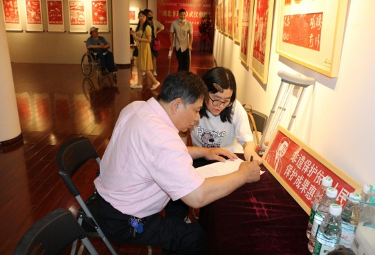 我中心上门为“武汉剪纸”作品进行版权登记