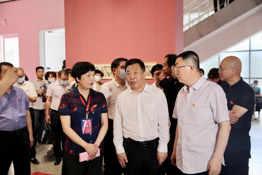 建党百年湖北党史重大题材美术作品文献展开幕
