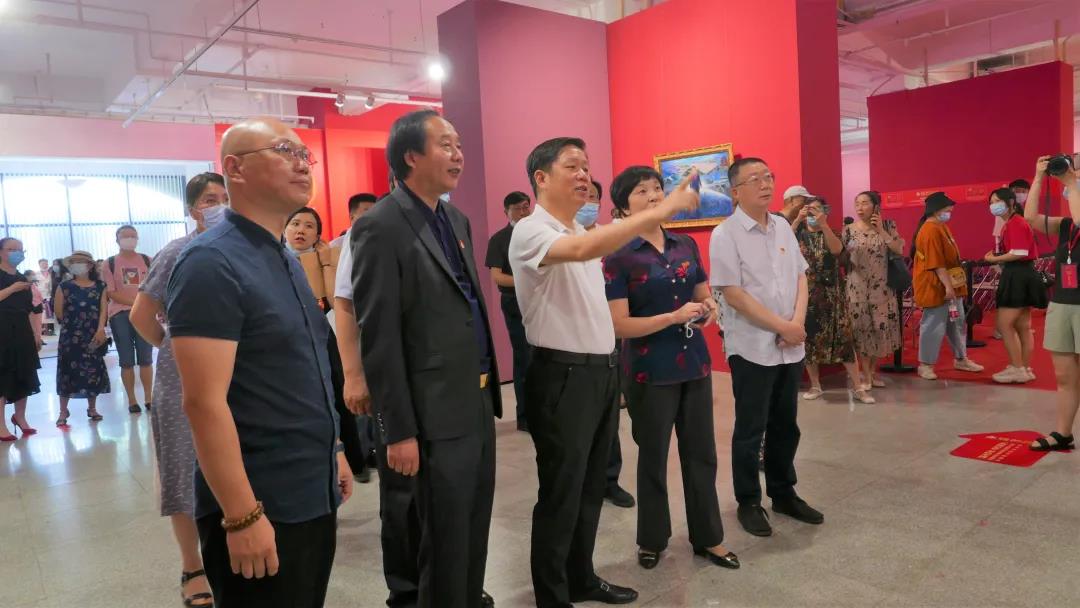 建党百年湖北党史重大题材美术作品文献展开幕