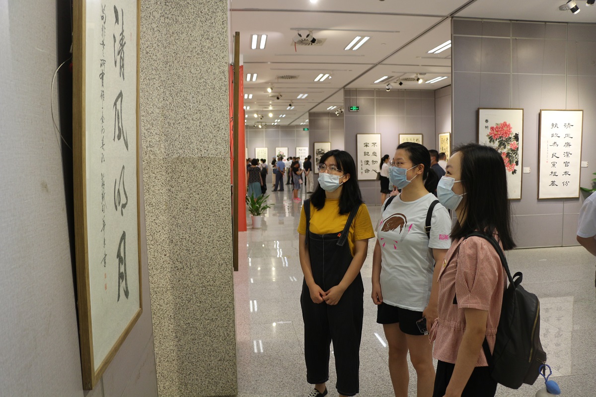 中心组织干部职工参观“清风颂”廉政书画展