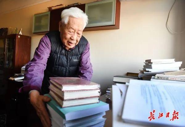 89岁教授起诉知网获赔后论文被下架,人民日报评论:太霸道