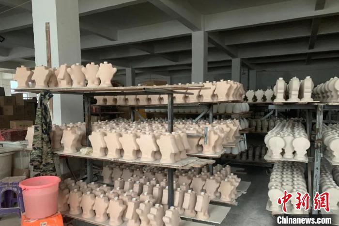 制售上千件“冰墩墩”侵权陶瓷产品被查获